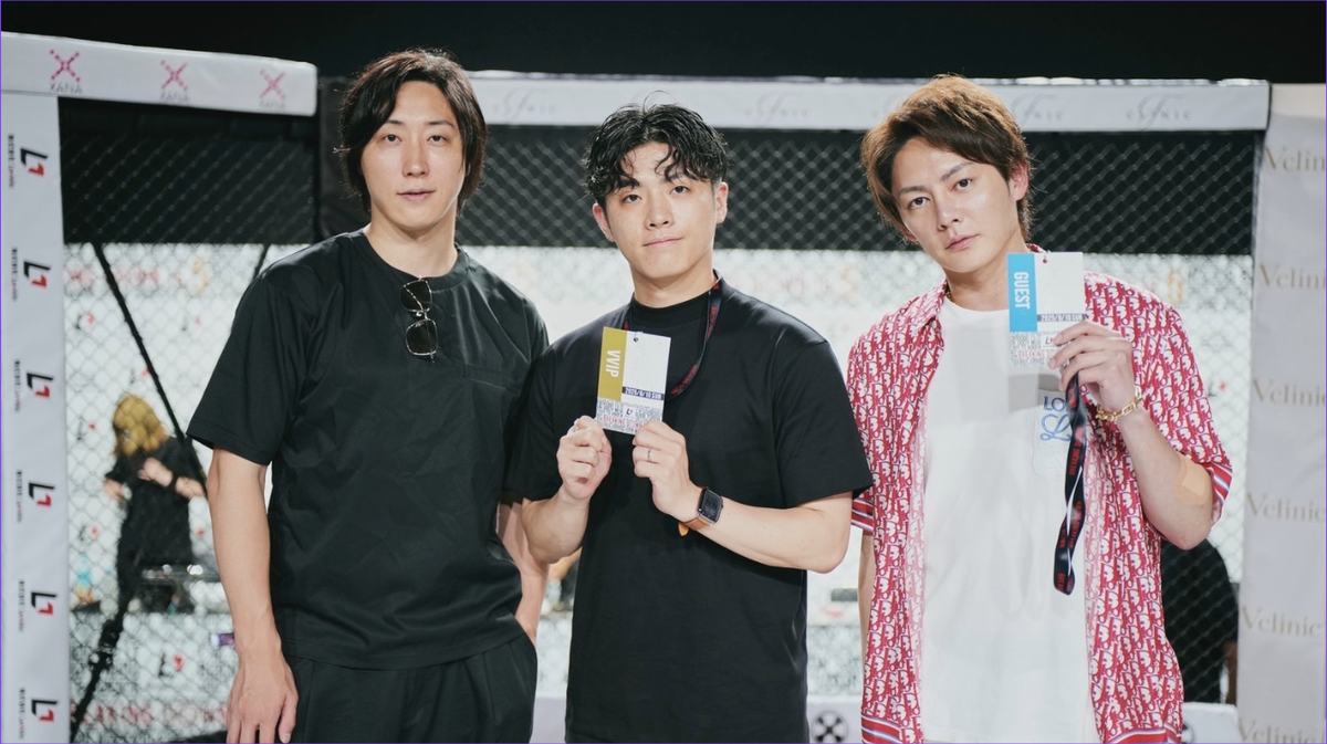 BreakingDownの会場で関係者と並ぶ代表取締役 駒居康樹