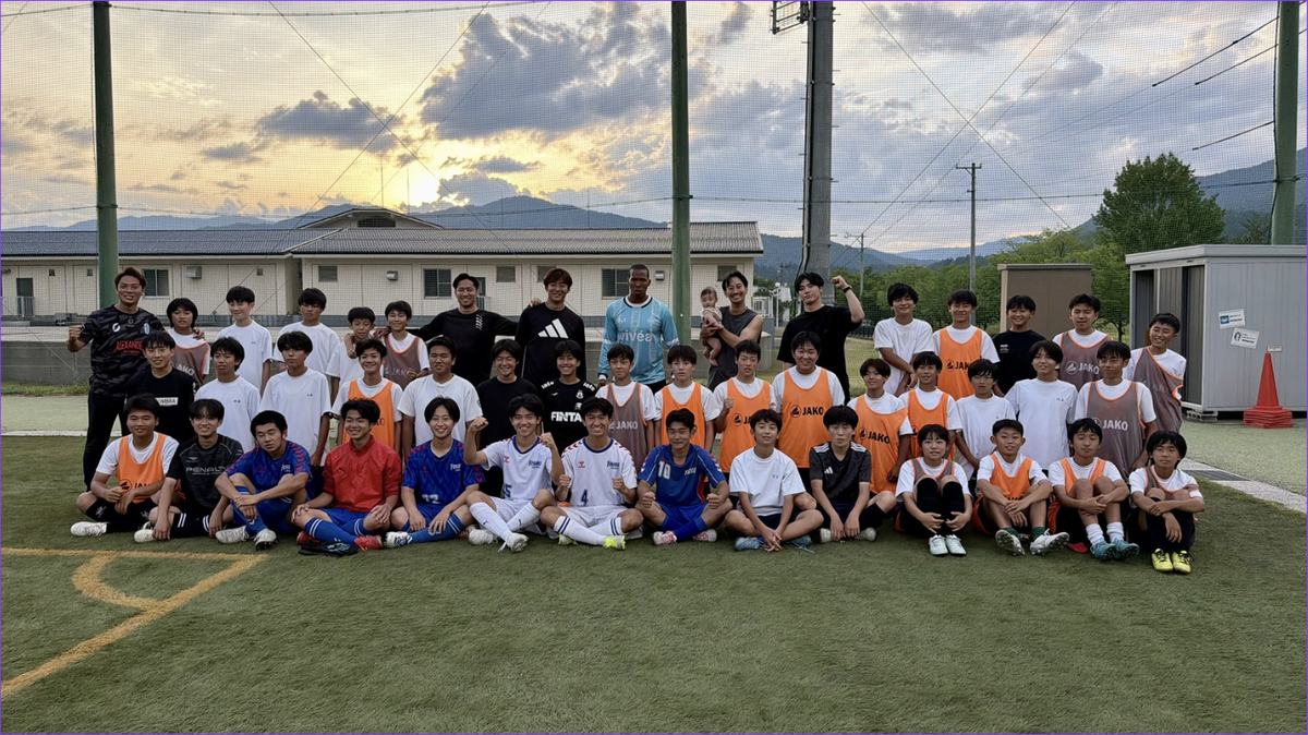 プロサッカー選手と子どもたちの集合写真